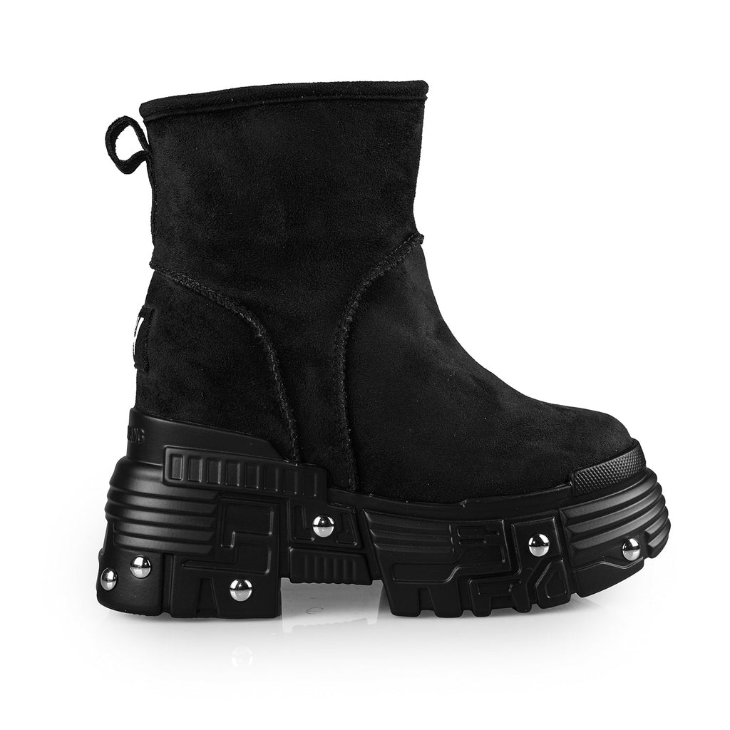 Qualcan 04 -Black Boots